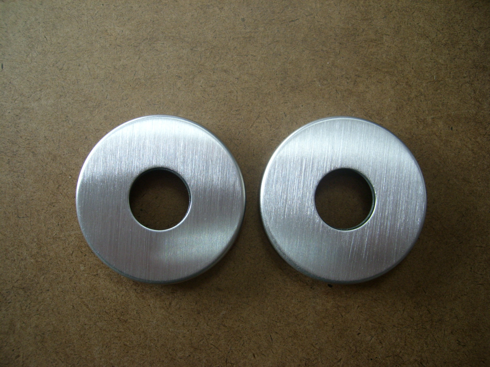 V2A Rosette Ø45 für Rohr Ø16 Oberfläche geschliffen mit Gummilager, ohne Bördel, aus Blechmaterial gefertigt VPE 500/1500